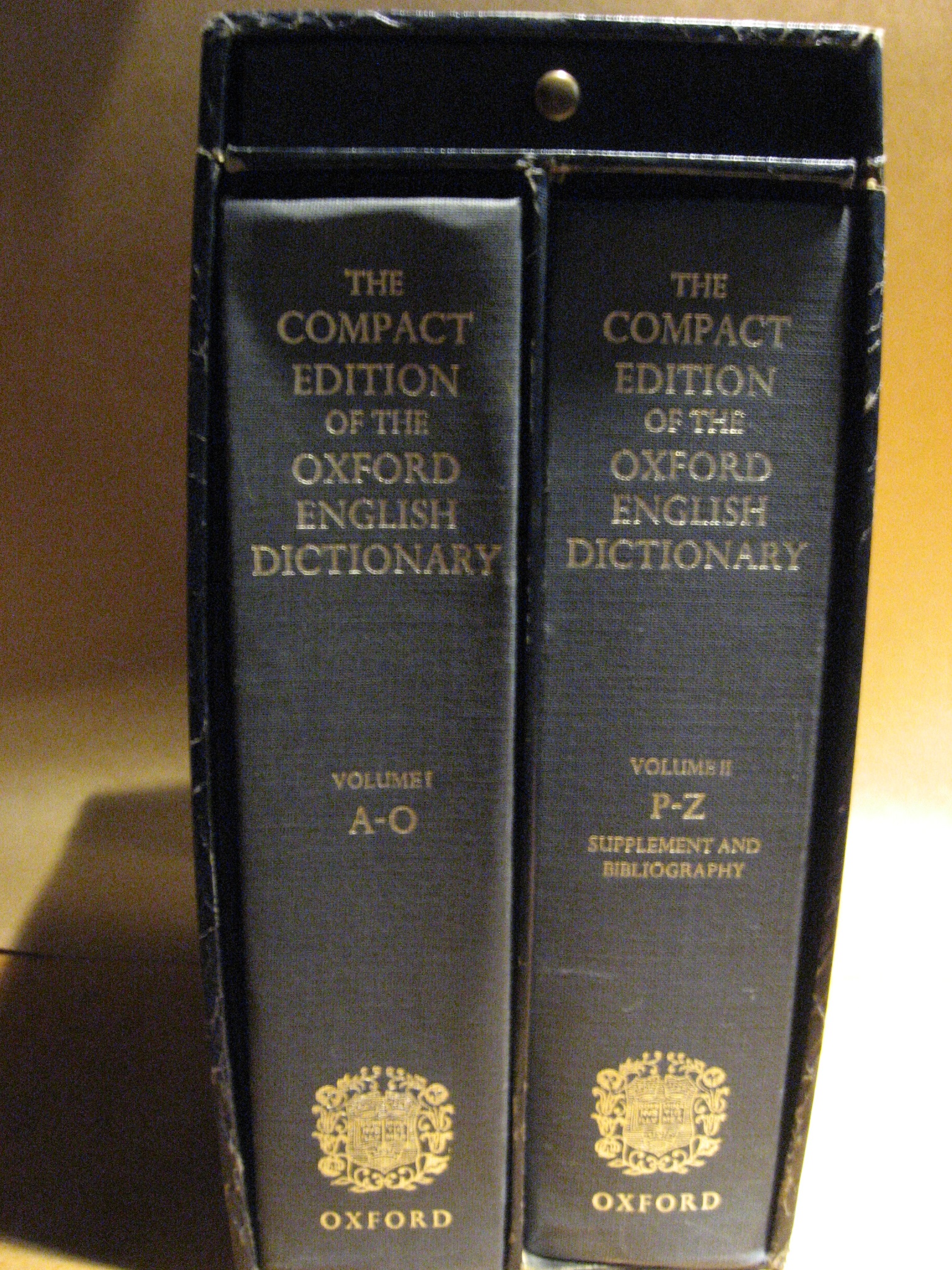 in　The　Slipcase,　with　of　Glass)　Complete　Dictionary:　the　Edition　Reproduced　(2　English　Magnifying　Text　a　Micrographically　Volumes　Compact　Oxford